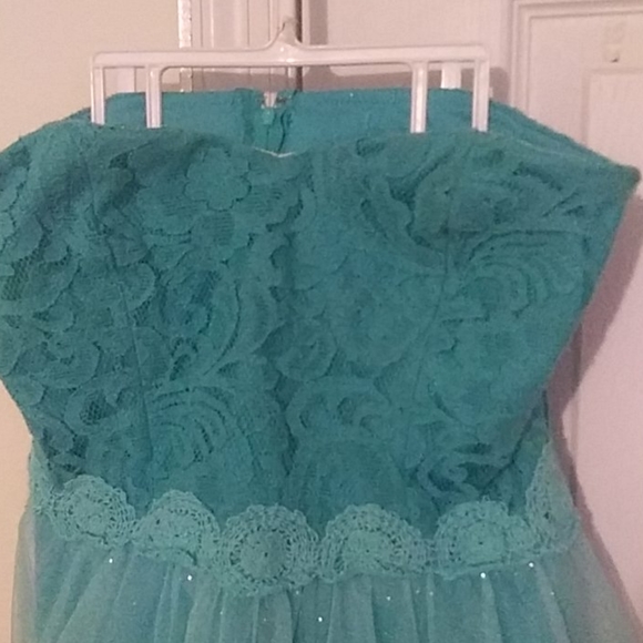 Extraordinary size 9 strapless prom/party dress - Picture 2 of 3